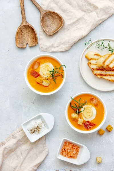 Beyaz arka planda domates çorbası ya da gazpacho. Yaz soğuk vejetaryen yemekleri.