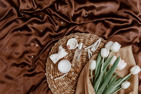 Stylowy Bukiet Białymi Tulipanami Kawa Biżuteria Jedwabistym Tle Kobiecy Wizerunek — Zdjęcie stockowe