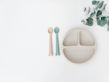 Bebek için silikon bulaşık takımı. İlk bebek maması konsepti, çocuklara yemek servisi. 