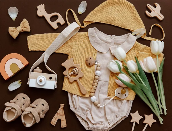 Platt Låg Spädbarn Bodysuit Med Miljövänliga Babytillbehör Och Tulpaner Nyfött — Stockfoto