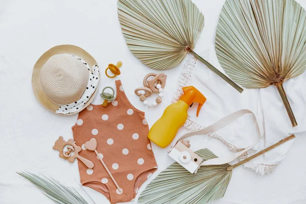 两瓶防晒霜 婴儿用品和泳衣 防晒霜保护孩子 — 图库照片