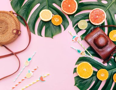 Beyaz arka planda fotoğraf makinesi olan bir yaz seyahati çerçevesi. Tatil konsepti düzdü. Üst Manzara. Boşluğu kopyala