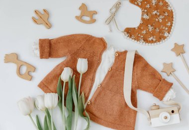 Bebek kıyafetleri ve aksesuarları düzdü. Organik pamuk giysiler, yeni doğan modası, bebek kıyafetleri ve oyuncak eşyaları moda.