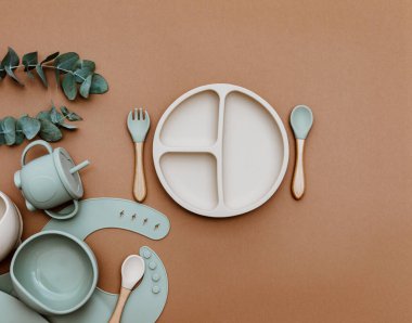 Üst Manzara Çocuk sofra takımı, kâseli silikon önlük. Bebek maması servisi, bulaşık takımı. 