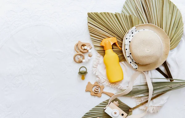 Fles Zonnebrandcrème Met Kinderspeelgoed Strandaccessoires Huidverzorging Bescherming Concept Voor Kinderen — Stockfoto