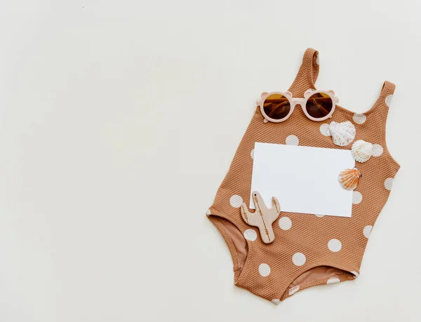 Schattig Zwempak Voor Baby Beige Achtergrond Met Schelpen Minimaal Zomerkinderconcept — Stockfoto