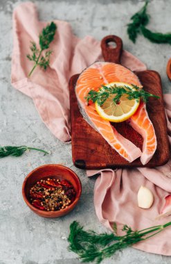 Taze çiğ somon. Bitki ve limonlu balık fileto. sağlıklı yemek, diyet veya yemek pişirme konsepti