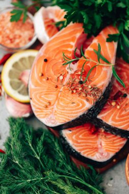 Taze somon. Çiğ somon balığı. Bitkilerle birlikte kırmızı balık bifteği..