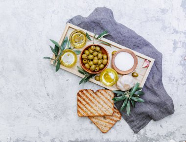 Düz zeytinyağı, zeytinyağı ve zeytin dalı uzanıyordu. Beyaz arka planda. organik taze zeytinyağı.