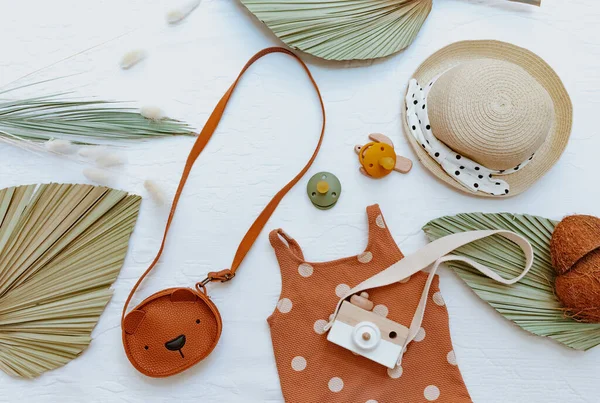 Set Van Baby Zomer Accessoires Badpak Voor Meisje Kinderspeelgoed Slabbetje — Stockfoto