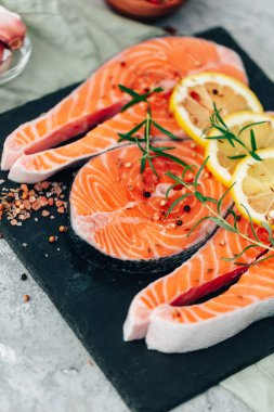 Taze çiğ somon. Bitki ve limonlu balık fileto. sağlıklı yemek, diyet veya yemek pişirme konsepti