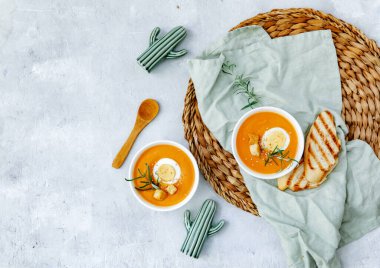 Endülüs gazpacho ya da salmorejo. Yumurtalı soğuk kırmızı domates çorbası. Üst manzara, düz uzanma