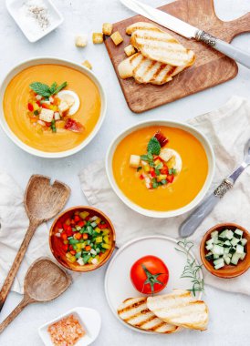 Beyaz arka planda domates çorbası ya da gazpacho. Yaz soğuk vejetaryen yemekleri.