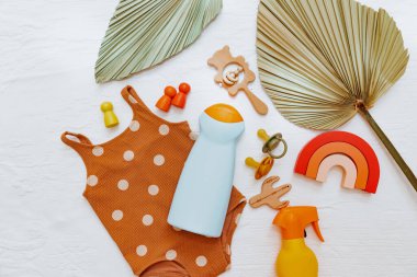 Güneşten korunan çocuklar için güneş kremi sürme losyonu. Ultraviyole koruma ürünü kavramı, yaz çocukları kozmetik ürünleri.