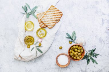 Zeytinyağı, zeytin ve beyaz arka planda zeytin dalı. organik taze zeytinyağı.