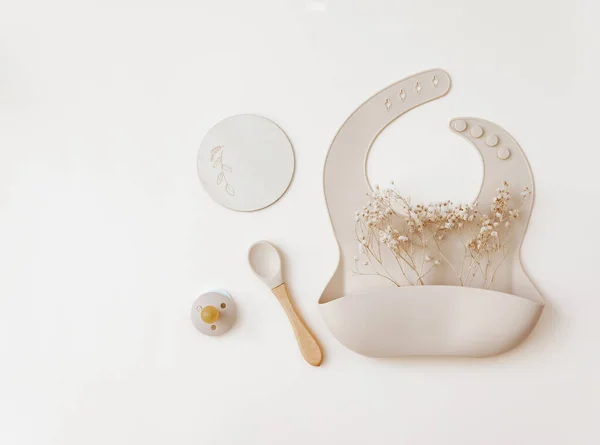 Silicone Baby Beige Bib Spoon Neutral Background Top View Flat — Stock Photo, Image