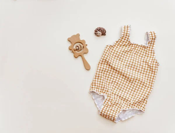 Sommarbakgrund Baby Baddräkt Med Snäckskal Beige Bakgrund Holiday Flat Låg — Stockfoto