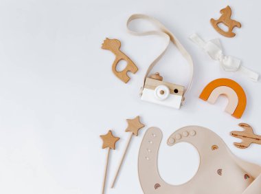  Çevre dostu oyuncak, bebek personel. Bebekler ve yeni yürümeye başlayanlar için oyuncak. Doğal ahşap oyuncaklar. Düz üst görünüm 