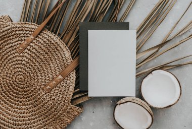 Yaratıcı düz üst görünüm kuru tropikal palmiye ile taklit