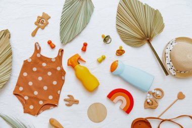 Güneşten korunan çocuklar için güneş kremi sürme losyonu. Ultraviyole koruma ürünü kavramı, yaz çocukları kozmetik ürünleri.