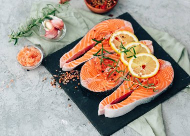 Taze çiğ somon. Bitki ve limonlu balık fileto. sağlıklı yemek, diyet veya yemek pişirme konsepti