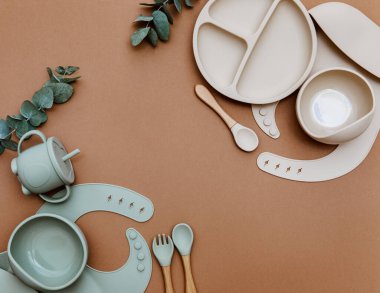 Üst Manzara Çocuk sofra takımı, kâseli silikon önlük. Bebek maması servisi, bulaşık takımı. 