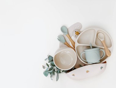 Bebek için silikon bulaşık takımı. İlk bebek maması konsepti, çocuklara yemek servisi. 