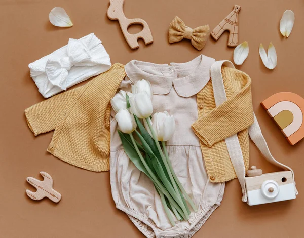 Sommar Baby Kläder Vit Bakgrund Mode Nyfödda Koncept Neutral Body — Stockfoto