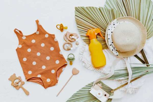 Due Bottiglie Crema Solare Articoli Essenziali Spiaggia Bambini Costume Bagno — Foto Stock