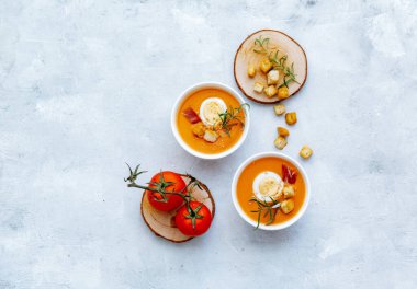 Domates çorbası, sebze çorbası. İspanyol geleneksel yaz yemekleri. Üst manzara, kopyalama alanı. 