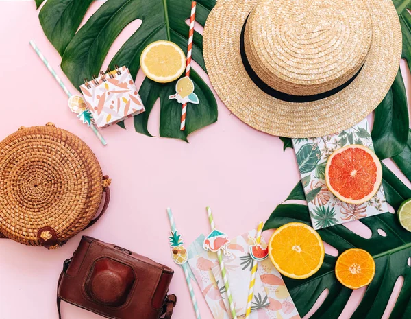 Piso Lay Fondo Tropical Verano Espacio Trabajo Con Suministros Frutas —  Fotos de Stock