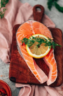 Taze çiğ somon. Bitki ve limonlu balık fileto. sağlıklı yemek, diyet veya yemek pişirme konsepti