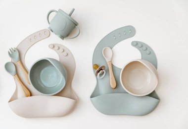 Bebek Masası Ayarlama Arkaplanı. Işık arka planına silikon yerleştirildi. Metin için yer, kopyalama alanı. Üst manzara, düz uzanma. 