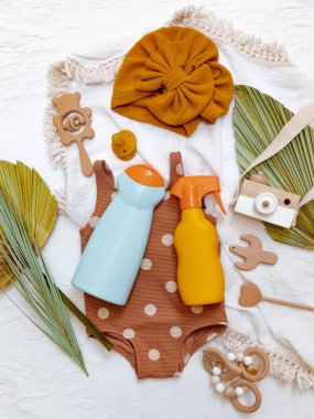 Güneşten korunan çocuklar için güneş kremi sürme losyonu. Ultraviyole koruma ürünü kavramı, yaz çocukları kozmetik ürünleri.