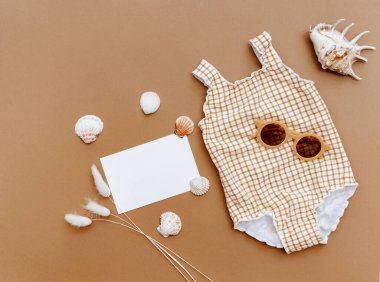 Kahverengi arka planda, bebek için düz, antika bir mayo vardı. Asgari yaz konsepti