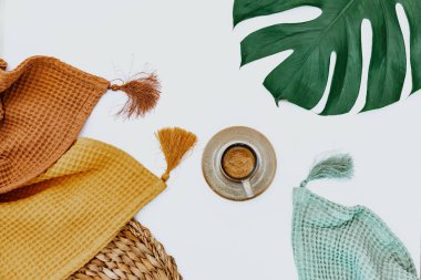 Beyaz arka planda iki battaniye, kahve fincanı ve canavar yaprağı, minimal basit arka plan, çalışma alanı