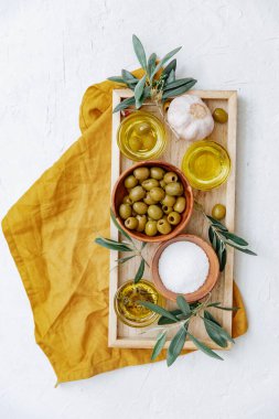 Zeytinyağı, zeytin ve beyaz arka planda zeytin dalı. organik taze zeytinyağı.