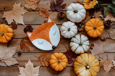 Düz sonbahar, balkabaklarından, kurumuş yapraklardan oluşan yaratıcı kompozisyonu yatıyordu. Sonbahar, sonbahar, Cadılar Bayramı konsepti. Düz yatış, üst görünüm.