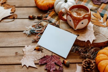 Sonbahar tebrik kartı maketi. Balkabaklı boş kart, sonbahar yaprakları, çam kozalağı. Şükran Günü ve Cadılar Bayramı kartpostal şablonu. Sonbahar arkaplanı 