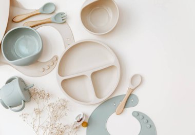 Bebek Masası Ayarlama Arkaplanı. Işık arka planına silikon yerleştirildi. Metin için yer, kopyalama alanı. Üst manzara, düz uzanma. 