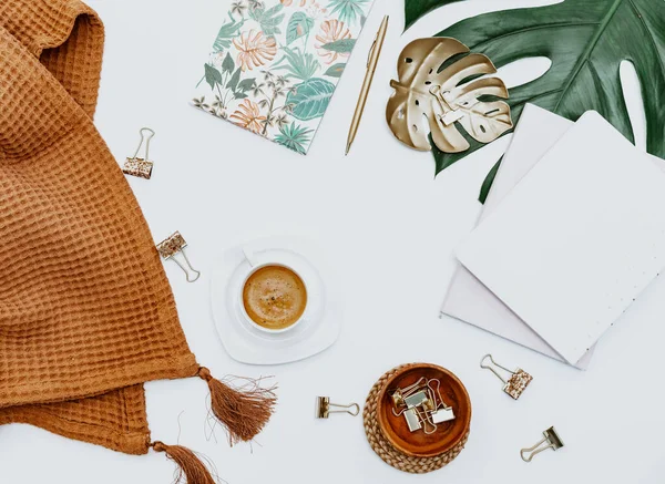 Flat Lay Blogger Espacio Trabajo Escritorio Oficina Con Hoja Monstera — Foto de Stock