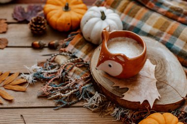 Süslü, rahat balkabaklı, sonbahar yapraklı kahve fincanı. Merhaba sonbahar, durgun hayat, sonbahar, Mutlu Şükran Günleri. Sonbahar bileşimi