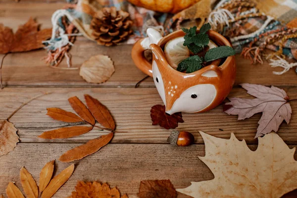 Balkabaklarından, çay fincanından ve kuru yapraklardan oluşan sonbahar yaratıcı kompozisyonu. Sonbahar, sonbahar, Cadılar Bayramı konsepti. Sezon arkaplanı