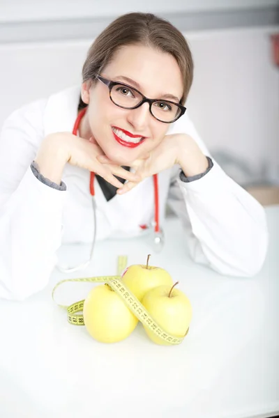 Junge Ernährungswissenschaftlerin zeigt Apfel — Stockfoto
