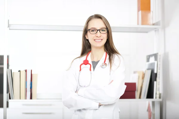 Joven médico de pie en su consultorio —  Fotos de Stock