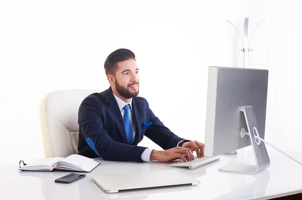 Homme d'affaires moderne travaillant dans son bureau — Photo