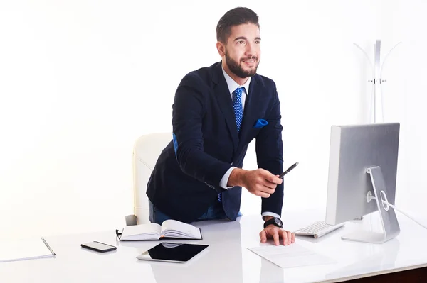 Homme d'affaires moderne travaillant dans son bureau — Photo