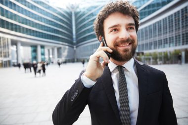 genç işadamı için mobil konuşuyor