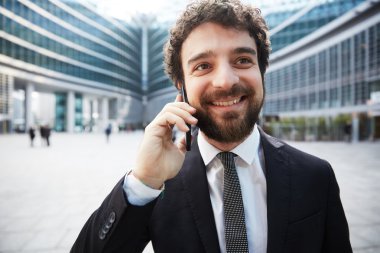 genç işadamı için mobil konuşuyor