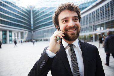 genç işadamı için mobil konuşuyor